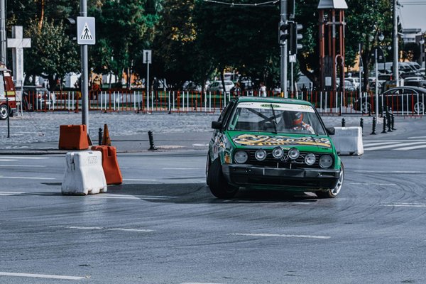 Comment la technologie de la réalité augmentée est-elle utilisée dans les voitures modernes ?